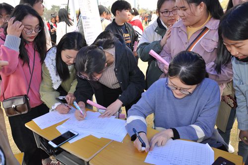 泗陽縣2019年校園招聘會(huì)在泗陽中專舉行