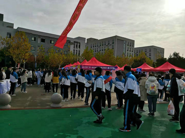 沭陽中專舉行就業(yè)招聘會