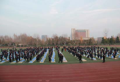 宿遷經(jīng)貿(mào)高職400余名學(xué)生參加疊被子比賽