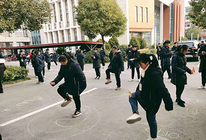 宿遷經(jīng)貿(mào)高職冬日校園陽(yáng)光運(yùn)動(dòng)系列活動(dòng)——跳繩、踢毽子比賽