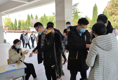 拿起教具進課堂 背起噴霧去消殺  宿遷經(jīng)貿(mào)高職：疫情下值班老師的一天