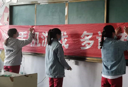 少玩手機(jī)游戲 多看有益書籍——宿遷經(jīng)貿(mào)高職社服系世界讀書日開展承諾簽名活動(dòng)