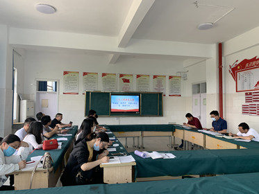 入黨為什么 成長靠什么 為黨干什么——宿遷經(jīng)貿(mào)高職汽車系黨支部重溫入黨初心