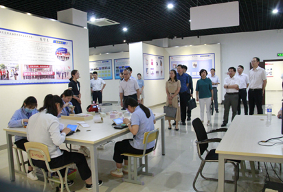 省現(xiàn)代化示范性職業(yè)學(xué)校建設(shè)專家組蒞臨宿遷經(jīng)貿(mào)高職進(jìn)行現(xiàn)場(chǎng)考察