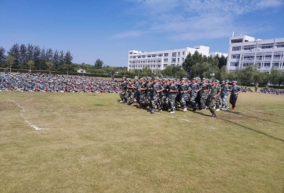 泗陽(yáng)中專舉行2020級(jí)新生軍訓(xùn)閉營(yíng)儀式暨匯報(bào)表演