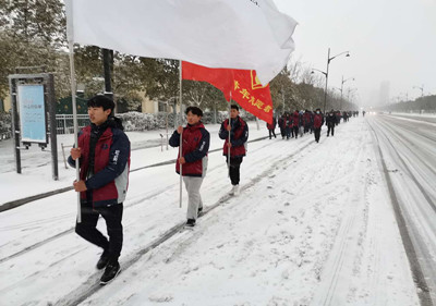 泗陽(yáng)中專開(kāi)展清掃積雪志愿服務(wù)活動(dòng)