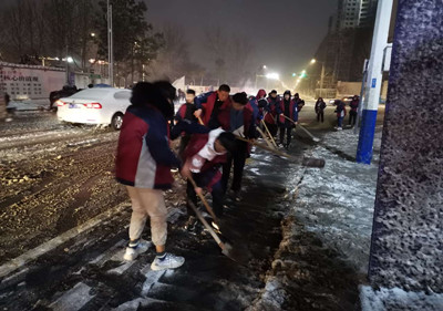 泗陽(yáng)中專開(kāi)展清掃積雪志愿服務(wù)活動(dòng)