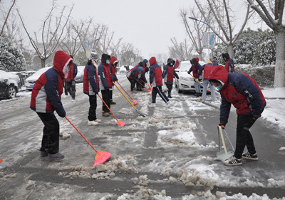 泗陽(yáng)中專開(kāi)展清掃積雪志愿服務(wù)活動(dòng)
