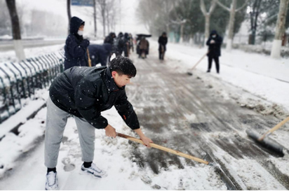 園丁情系花朵 汗水融化冰雪——宿遷經(jīng)貿(mào)高職師生開展掃雪除冰活動