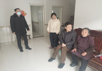 泗陽(yáng)中專(zhuān)組織教職工開(kāi)展結(jié)對(duì)低收入群眾春節(jié)慰問(wèn)