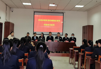 宿遷經(jīng)貿(mào)高職邀世茂世御酒店專業(yè)技師來校培訓(xùn)餐飲服務(wù)技能