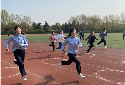 宿遷經(jīng)貿(mào)高職信息系商貿(mào)系聯(lián)合舉行春季運(yùn)動(dòng)會(huì)