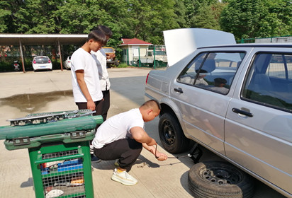 職教活動周拉開序幕——宿遷經(jīng)貿(mào)高職汽車系舉辦汽車輪胎拆裝技能競賽