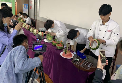 泗洪縣魏營(yíng)西瓜節(jié)我校學(xué)生展示食品雕刻技術(shù)