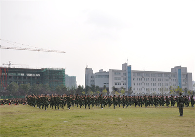 鐵骨錚錚壯軍威  軍歌嘹亮展風(fēng)采
