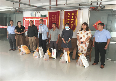 泗陽(yáng)中專到“黨建聯(lián)盟”結(jié)對(duì)小區(qū)開展中秋節(jié)慰問(wèn)