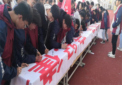 泗陽中專開展“講規(guī)范，守紀律，做文明中專學(xué)生”主題宣誓簽字活動