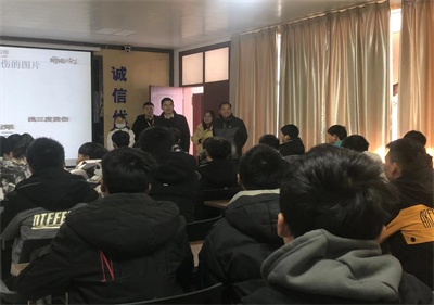 走訪實習(xí)企業(yè)  關(guān)愛實習(xí)學(xué)生