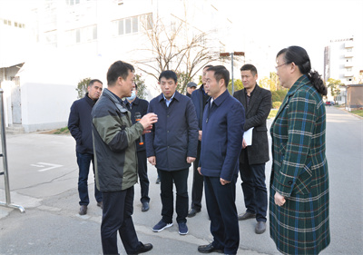 縣委副書記、縣長范徳珩到泗陽中專調(diào)研學(xué)校綜合服務(wù)樓建設(shè)項目