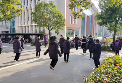 “躍動(dòng)青春、繩飛毽舞”——宿遷經(jīng)貿(mào)高職信息系舉行跳繩踢毽比賽