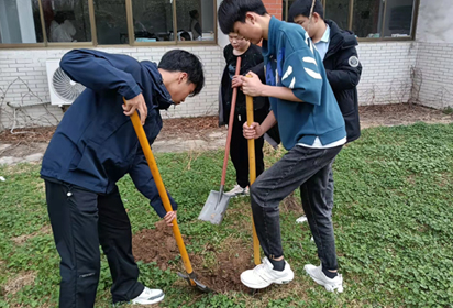 春風十里 植此青綠——記宿遷經(jīng)貿(mào)高職植樹節(jié)活動