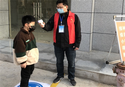 泗陽中專志愿者助力結對小區(qū)核酸檢測
