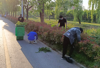 宿遷經(jīng)貿(mào)高職留校學(xué)生積極參與校園除草和衛(wèi)生整治活動