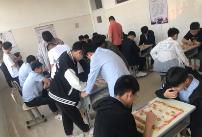 以棋啟智 樂在“棋”中——宿遷經(jīng)貿(mào)高職開展象棋社團活動