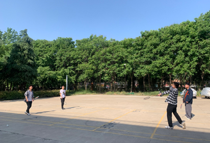誰“羽”爭鋒 共享“羽”樂——宿遷經(jīng)貿(mào)高職開展羽毛球社團活動