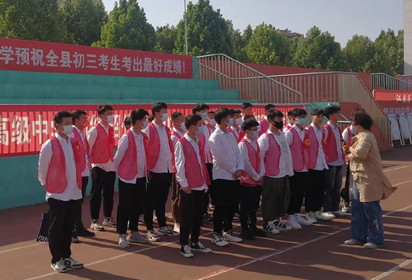 體育考試季 溫馨志愿情——宿遷經(jīng)貿(mào)高職25名學(xué)子參加中考體育考試志愿者服務(wù)活動