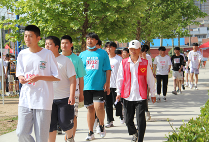 體育考試季 溫馨志愿情——宿遷經(jīng)貿(mào)高職25名學(xué)子參加中考體育考試志愿者服務(wù)活動