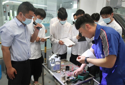 泗洪中專職教活動周系列宣傳5--泗洪中專職教周汽修作品展示