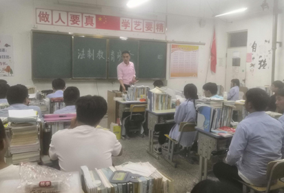 宿遷經(jīng)貿(mào)高職組織全校師生觀看青少年法治宣傳教育片