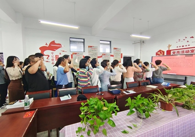 泗陽中專舉行泗陽縣教師遵守職業(yè)道德行為宣誓活動