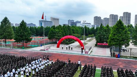 軍姿颯爽  青春飛揚(yáng)