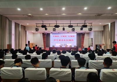 普及禮儀文明知識(shí)，倡導(dǎo)學(xué)生文明行為