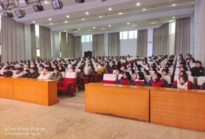 舉引航之燈 照專轉(zhuǎn)本之路——泗陽中專服裝工程系召開高職學(xué)生學(xué)習(xí)動員教育會