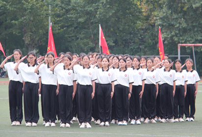 沙場秋點(diǎn)兵 青春正當(dāng)時(shí)——宿遷經(jīng)貿(mào)高職舉行2023級新生國防教育結(jié)訓(xùn)儀式