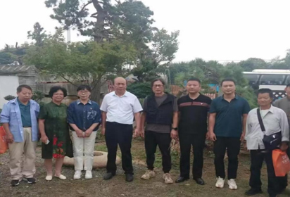 沭派盆景文化產(chǎn)業(yè)化研究助推沭陽花木產(chǎn)業(yè)提檔升級——宿遷經(jīng)貿(mào)高職弘毅園科創(chuàng)團(tuán)隊(duì)開展采風(fēng)交流活動(dòng)
