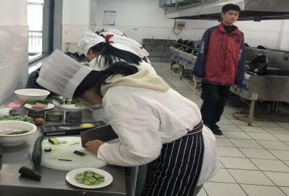 一削一切盡顯風(fēng)采  一烹一炒精進(jìn)技能——泗陽中專食品工程系專業(yè)技能考試