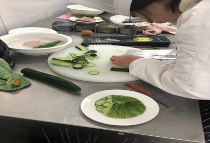 一削一切盡顯風(fēng)采  一烹一炒精進(jìn)技能——泗陽中專食品工程系專業(yè)技能考試