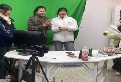 電商賦能  助力就業(yè)——泗陽中?！按髳坫絷柟嬷辈テ脚_”主播培訓班