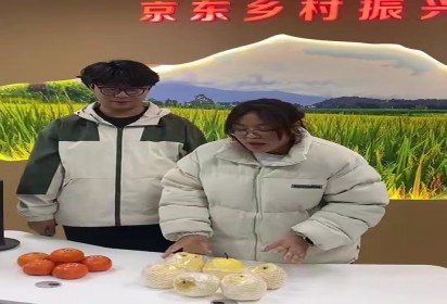 電商賦能  助力就業(yè)——泗陽中?！按髳坫絷柟嬷辈テ脚_”主播培訓班