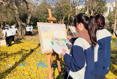 揮灑畫筆  繪出校園之美——宿遷經(jīng)貿(mào)高職組織學(xué)生開展校園寫生活動