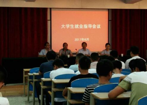 精科董事長王金良為宿遷開放大學(xué)機(jī)電系學(xué)生上就業(yè)課