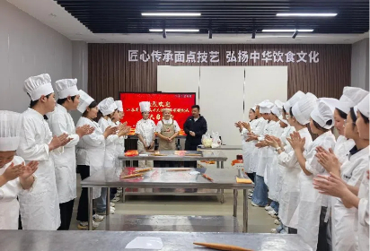 黨建領(lǐng)航?匠藝育人——宿遷開放大學經(jīng)貿(mào)系黨支部開展地方非遺進校園活動