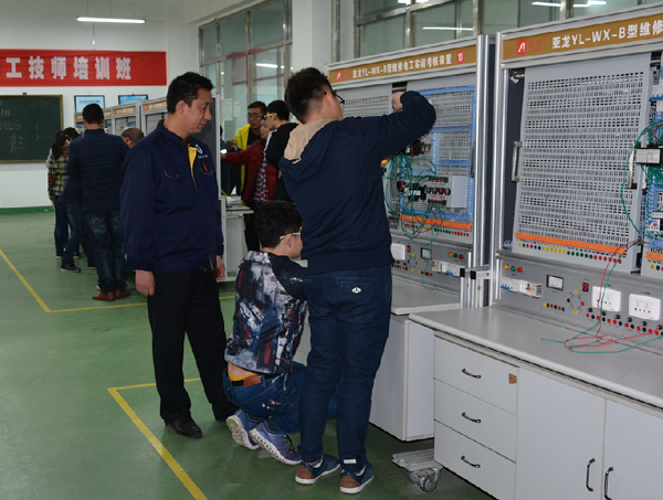 淮海技師學院今年首批社會化維修電工中級培訓班技能鑒定圓滿結束
