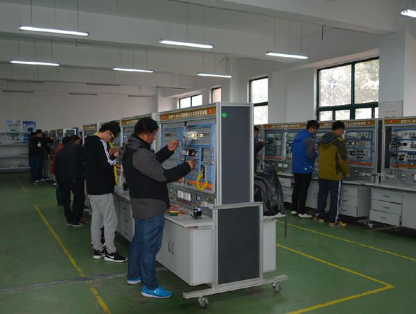 淮海技師學院今年首批社會化維修電工中級培訓班技能鑒定圓滿結束