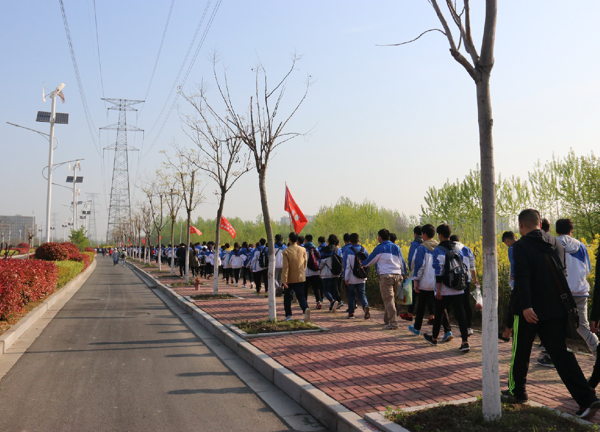 淮海技師學(xué)院組織全院師生開展“踏青環(huán)保綠色行”主題活動