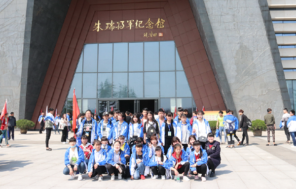 淮海技師學(xué)院組織全院師生開展“踏青環(huán)保綠色行”主題活動